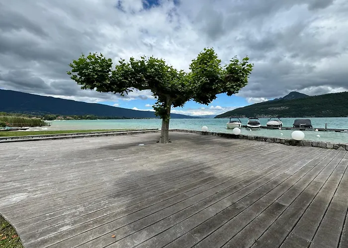 Appartement Le Beach Du Lac D\'Annecy Avec Les Pieds Dans L Eau, Plage Et Ponton Prive
